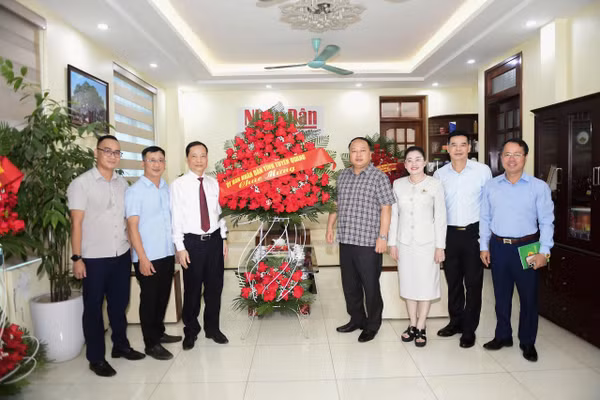 Chủ tịch Ủy ban nhân dân tỉnh Tuyên Quang Phan Huy Ngọc tặng hoa chúc mừng Văn phòng Đại diện Báo Nhân Dân tại Tuyên Quang.