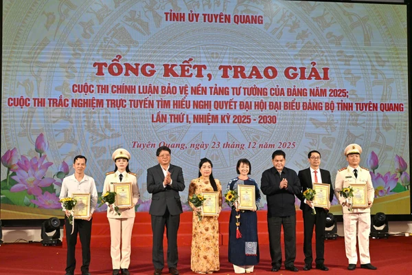 Các đồng chí lãnh đạo tỉnh Tuyên Quang trao giải cho các tác giả đạt giải A cuộc thi chính luận về bảo vệ nền tảng tư tưởng của Đảng.