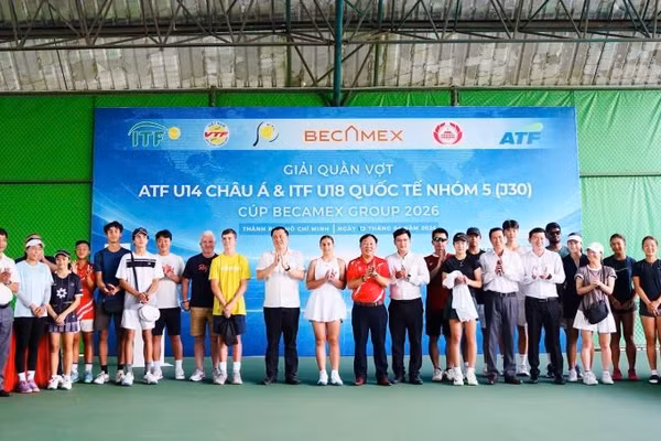 Ban Tổ chức cùng các đại biểu và đại diện các đơn vị tham dự giải chụp hình lưu niệm. 