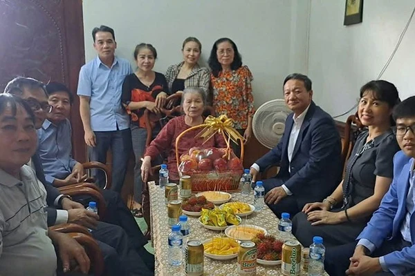 Đại sứ Việt Nam tại Lào Nguyễn Minh Tâm thăm một số gia đình có công với cách mạng hai nước Việt Nam và Lào. (Ảnh: Cộng tác viên)