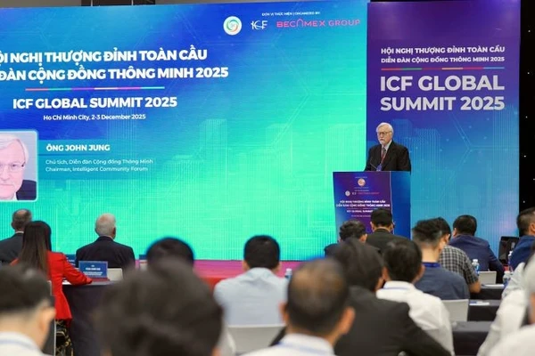 Chủ tịch và đồng sáng lập Diễn đàn cộng đồng thông minh thế giới John Jung phát biểu khai mạc hội nghị.