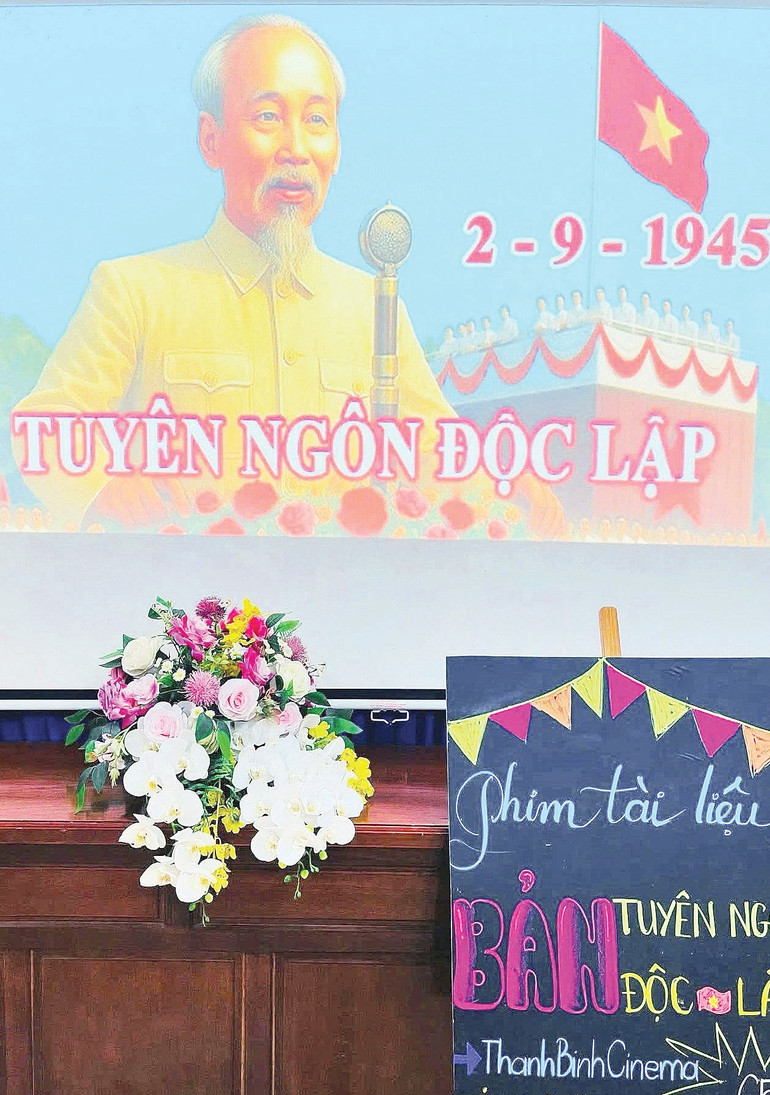 Hình ảnh Bác Hồ đọc bản Tuyên ngôn độc lập khai sinh ra nước Việt Nam Dân chủ Cộng hòa tại rạp chiếu phim 2/9. untitled-4-8945.jpg