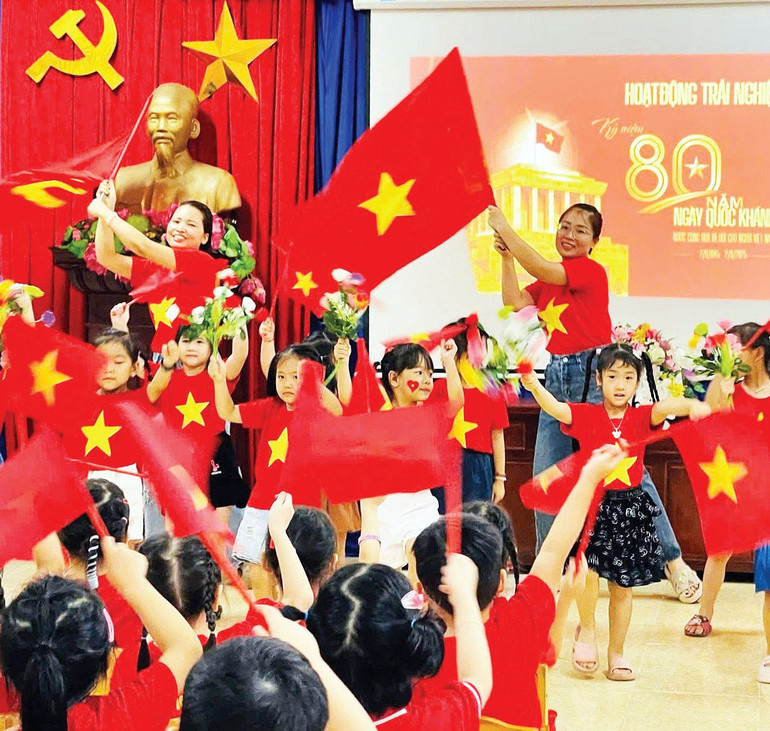 Hoạt động trải nghiệm 80 năm Ngày Quốc khánh 2/9 của các bé Trường mầm non Thanh Bình. untitled-2-936.jpg