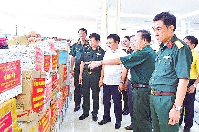Kiểm tra công tác chuẩn bị vận chuyển hàng hóa đến bàn giao hỗ trợ các địa phương. (Ảnh TC) untitled-4745.jpg