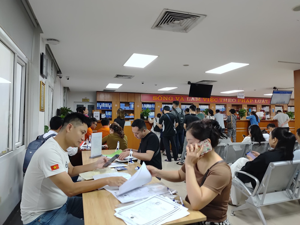 Người dân đến thực hiện thủ tục hành chính tại Chi nhánh số 6, Trung tâm Phục vụ hành chính công thành phố Hà Nội. (Ảnh VĂN HỌC)