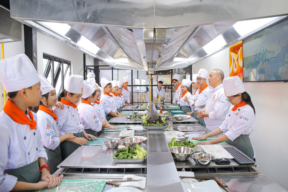Trải nghiệm hóa thân thành những đầu bếp thực thụ trong khóa học nấu ăn giúp các em có nhận thức đúng về dinh dưỡng. (Nguồn Trung tâm Hướng nghiệp Á Âu)