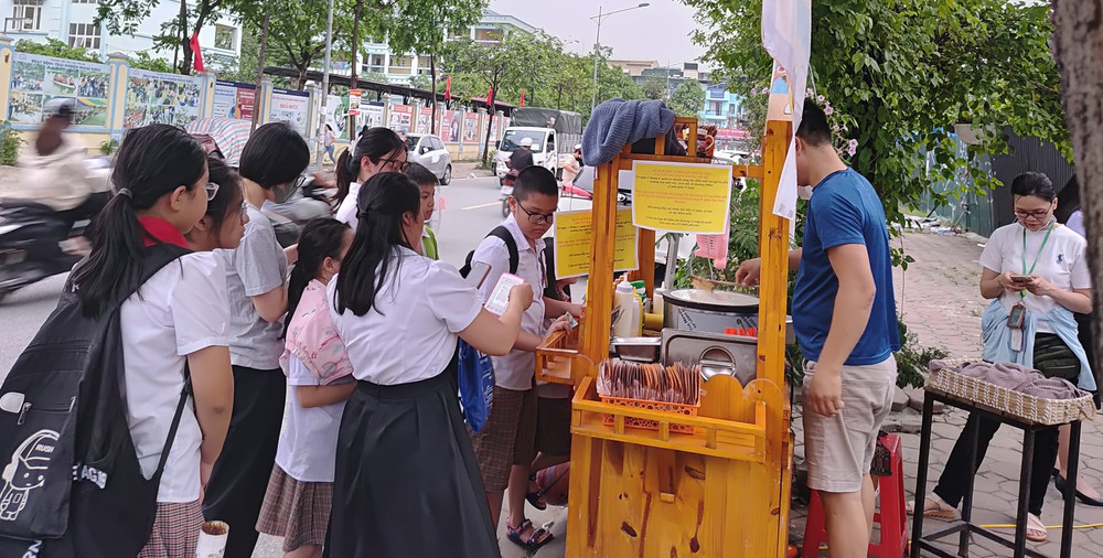 Nhiều quầy quà vặt thu hút học sinh nhưng tiềm ẩn nguy cơ ngộ độc. (Ảnh DIÊN KHÁNH)