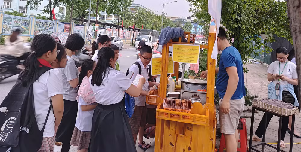 Nhiều quầy quà vặt thu hút học sinh nhưng tiềm ẩn nguy cơ ngộ độc. (Ảnh DIÊN KHÁNH)