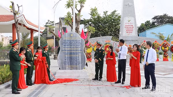 Các đại biểu khánh thành Bia di tích lịch sử địa điểm thành lập Đội du kích Vũ Hùng.