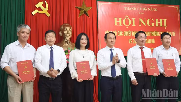 Trao các quyết định của Ban Thường vụ Thành ủy Đà Nẵng về công tác cán bộ tại xã Trà Tập. 
