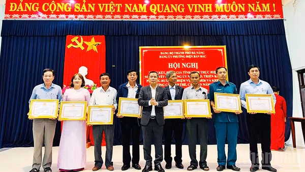 Đảng ủy phường Điện Bàn Bắc tặng giấy khen cho các chi, đảng bộ trực thuộc Đảng ủy phường đạt tiêu chuẩn hoàn thành xuất sắc nhiệm vụ năm 2025.