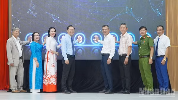 Các đại biểu thực hiện nghi thức chạm tay ra mắt các sản phẩm tiêu biểu về chuyển đổi số của phường Hương Trà. (Ảnh: QV)