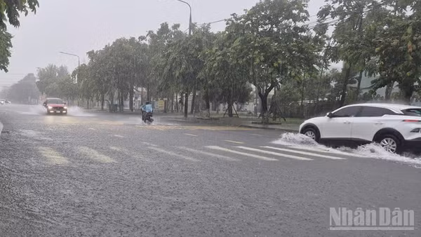 Mưa lớn kéo dài khiến nhiều tuyến đường ở khu vực Tam Kỳ, Đà Nẵng, ngập cục bộ. (Ảnh: ANH QUÂN)