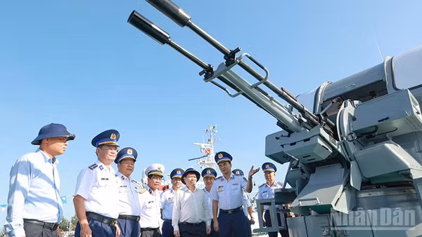 Đại biểu tham quan tại Tàu CSB 4037. (Ảnh: NAM TRUNG)