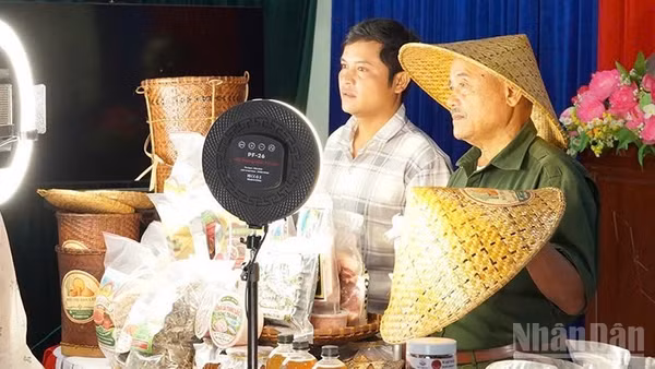 Các hộ kinh doanh, hợp tác xã, nông dân và thanh niên của địa phương tham gia hoạt động thực hành livestream bán hàng trên nền tảng TikTok. (Ảnh: TRÀ ĐỐC)