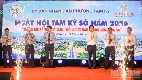 Lãnh đạo phường Tam Kỳ khai mạc Ngày hội Tam Kỳ số năm 2026. (Ảnh: QV)