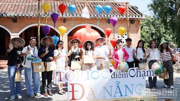 Đại diện cơ quan báo chí, truyền thông và những người sáng tạo nội dung tham gia hoạt động trải nghiệm tại Làng cổ Lộc Yên, xã Thạnh Bình. (Ảnh: ANH QUÂN)