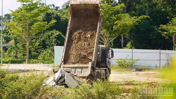 Chất thải xây dựng từ công trình Dự án Tuyến thoát nước ngầm đường Trưng Nữ Vương được vận chuyển về đổ tại khu vực góc đường Hồ Nghinh và Bạch Đằng. (Ảnh: QUÂN VẠN)