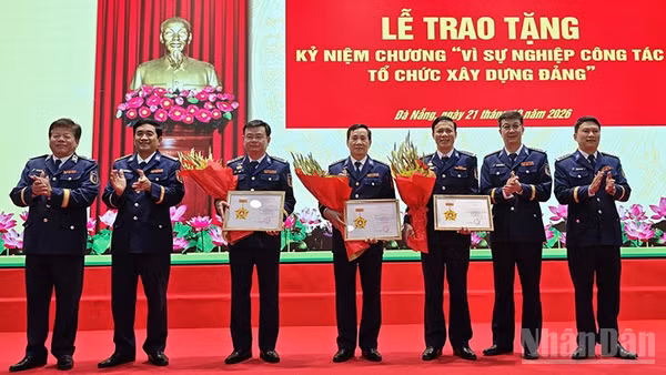 Thủ trưởng Vùng Cảnh sát biển chúc mừng các đồng chí được trao tặng Kỷ niệm chương. (Ảnh: Vùng Cảnh sát biển 2)