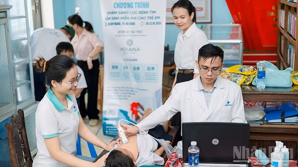 Các bác sĩ thăm khám cho học sinh tại trường tiểu học Duy Nghĩa, phân hiệu 1. (Ảnh: Hoiana Resort & Golf) 