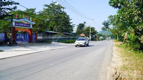Một đoạn trên tuyến Dự án đường liên kết vùng miền trung đoạn qua địa bàn xã Thạnh Bình đã được thảm nhựa. (Ảnh: QUÂN VẠN)
