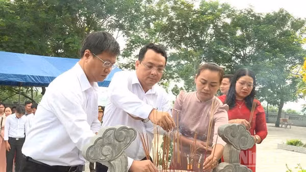 Lãnh đạo xã Thạnh Bình dâng hương viếng mộ Cụ Huỳnh Thúc Kháng tại phường Trương Quang Trọng, tỉnh Quảng Ngãi. (Ảnh: TB)
