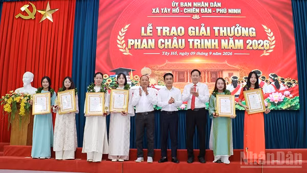 Các đại biểu lãnh đạo trao Giải thưởng Phan Châu Trinh năm 2026 cho các cá nhân. (Ảnh: ANH QUÂN)