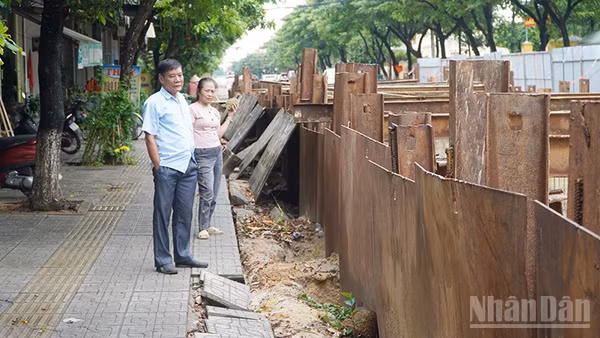 Người dân khu vực dự án ngán ngẩm với tiến độ thi công của Dự án tuyến thoát nước ngầm đường Trưng Nữ Vương. (Ảnh: QV)