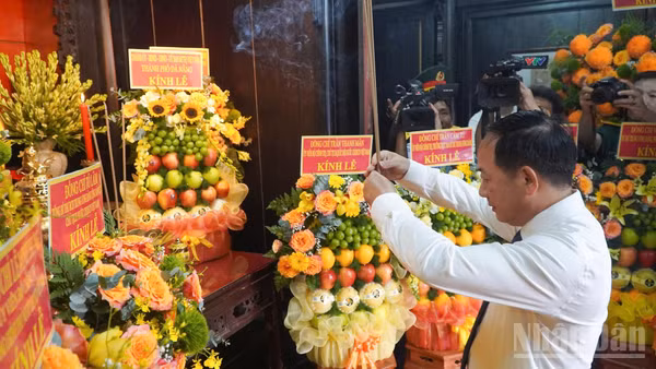 Đồng chí Trịnh Văn Quyết, Ủy viên Bộ Chính trị, Bí thư Trung ương Đảng, Trưởng Ban Tuyên giáo Trung ương dâng hương cụ Huỳnh Thúc Kháng. (Ảnh: QV)