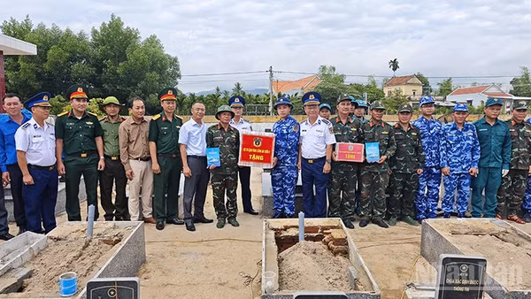 Đại tá Lê Huy, Chính ủy Vùng Cảnh sát biển 2 cùng đoàn công tác tặng quà động viên cán bộ, chiến sĩ Đội lấy mẫu số 4. (Ảnh: Cảnh sát biển)