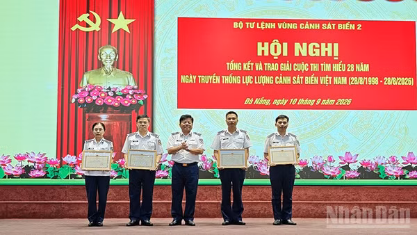 Thủ trưởng Vùng Cảnh sát biển 2 trao giải cho các tập thể, cá nhân trong cuộc thi tìm hiểu 28 năm ngày truyền thống Lực lượng Cảnh sát biển Việt Nam. (Ảnh: CẢNH SÁT BIỂN)