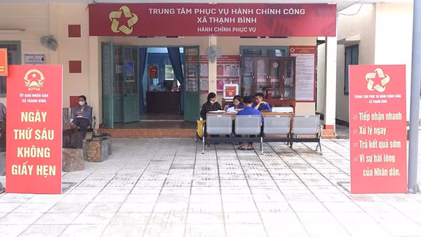 Trung tâm phục vụ hành chính công xã Thạnh Bình luôn sẵn sàng hỗ trợ người dân đến làm thủ tục. (Ảnh: TB)