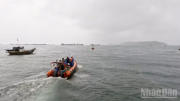 Tàu của Trung tâm Phối hợp tìm kiếm, cứu nạn Hàng hải Khu vực II đã ra đảo Cù Lao Chàm phối hợp với địa phương và các lực lượng đưa người bệnh vào bờ cấp cứu. (Ảnh: TÂN HIỆP)