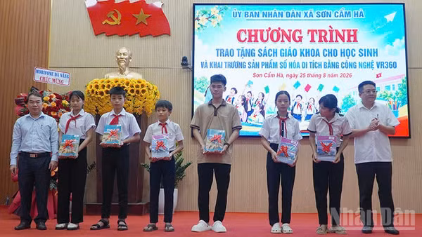 Trao tặng sách giáo khoa cho học sinh trên địa bàn xã Sơn Cẩm Hà. (Ảnh: QV)
