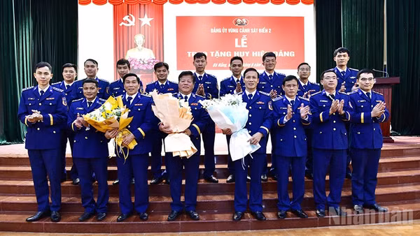 Đảng viên các tổ chức đảng trực thuộc Đảng bộ Vùng Cảnh sát biển 2 chụp ảnh lưu niệm tại buổi lễ. (Ảnh: Vùng Cảnh sát biển 2)