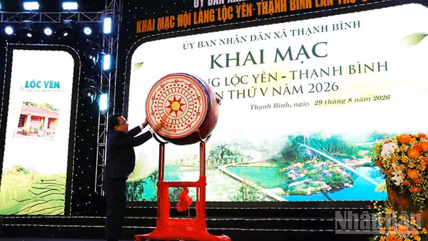 Lãnh đạo xã Thạnh Bình đánh trống khai hội. (Ảnh: Anh Quân)