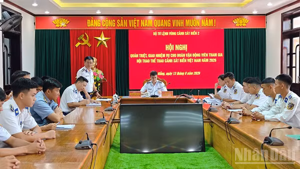 Đại tá Lê Huy, Chính ủy Vùng Cảnh sát biển 2 phát biểu động viên đoàn vận động viên.