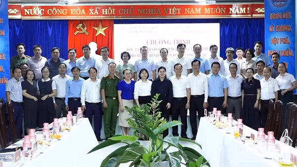 Hai địa phương Điện Bàn Bắc và Hòa Xuân trao đổi kinh nghiệm vận hành mô hình chính quyền địa phương 2 cấp. (Ảnh: Trung tâm Cung ứng dịch vụ sự nghiệp công phường Điện Bàn Bắc)
