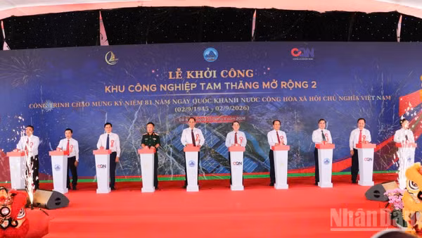 Các đại biểu ấn nút khởi công Khu công nghiệp Tam Thăng mở rộng 2. (Ảnh: QV)