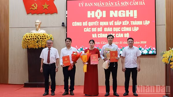 Xã Sơn Cẩm Hà trao quyết định thành lập trường.