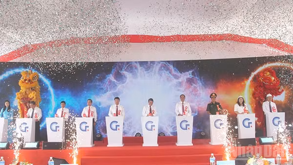 Các đại biểu ấn nút khởi công Dự án Khu công nghiệp Tam Anh 1. (Ảnh: QV)