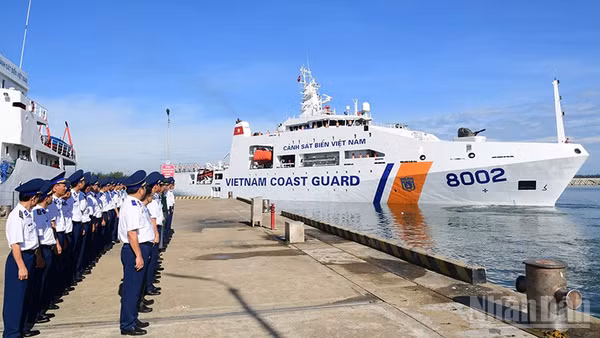 Tàu Cảnh sát biển 8002 cùng đoàn công tác lên đường thăm, làm việc và giao lưu với Lực lượng Bảo vệ bờ biển Ấn Độ.
