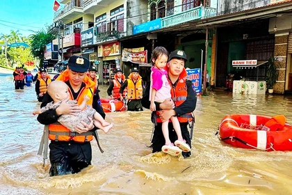 Thời Nay - Trang 1 Cán Bộ, Chiến Sĩ Công An Lạng Sơn Di Tản Các Em Nhỏ. Ảnh: Quốc Đạt
