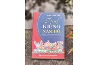 Bìa cuốn sách “Tranh kiếng Nam Bộ-Nghệ phẩm của mọi nhà” của tác giả Huỳnh Thanh Bình. (Ảnh QUỲNH MY)