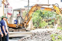 Lực lượng chức năng xã Mỹ Đức cưỡng chế công trình vi phạm trên địa bàn. (Ảnh BIÊN PHẠM)