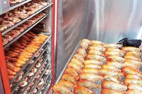Từng con tôm càng được xếp ngay ngắn trên khay sấy. Kỹ thuật điều chỉnh nhiệt độ và thời gian là bí quyết để sản phẩm khô mà vẫn không bị bở hay mất chất.
