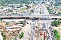 Thi công nút giao thông Mỹ Thủy - một trong những công trình giao thông trọng điểm của Thành phố Hồ Chí Minh. (Ảnh THẾ ANH)