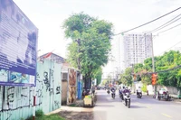 Địa phương đang tích cực vận động các hộ dân nhận bồi thường, bàn giao mặt bằng để sớm khởi công dự án cầu đường Nguyễn Khoái vào tháng 10/2025. (Ảnh THẾ ANH)