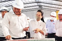 Rác được đốt phát điện và tro xỉ được tái chế thành vật liệu xây dựng thân thiện với môi trường tại Công ty cổ phần - Tổng công ty Nước-Môi trường Bình Dương.