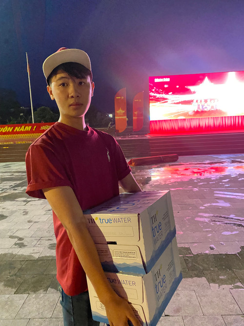 Những thanh niên tình nguyện phục vụ nước uống cho sự kiện. anh-ty5.jpg